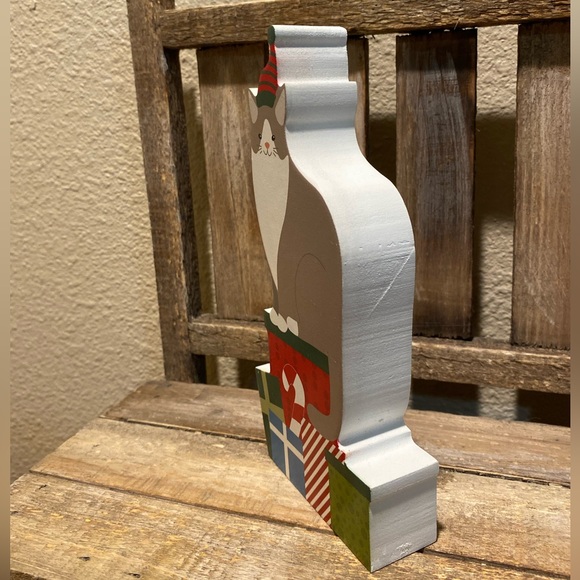 Christmas Cat Wood Decor, Gray & White Cat Wearing A Christmas Hat & Presents - Picture 6 of 9